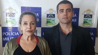 Médico denis furtado ao lado da mãe ao serem presos