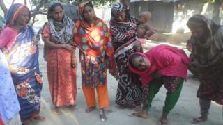 পৈলানপুর গ্রামের একজন নারী ওঝার কাছে সাপের কামড়ের চিকিৎসা নিতে এসেছেন