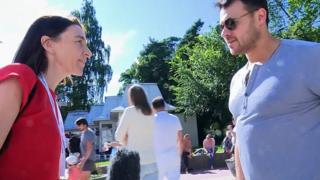 Корреспонденту Русской службы Би-би-си Саре Рейнсфорд удалось задать пару вопросов Эмину Агаларову о связях с семьей Трампов