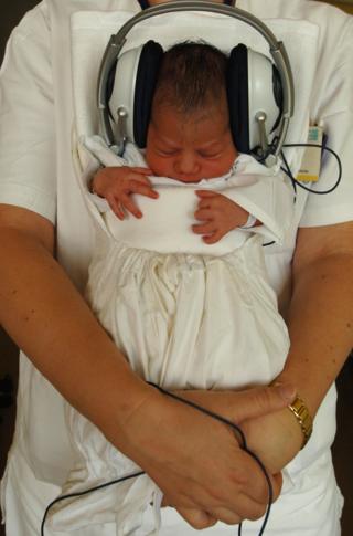 mendengarkan musik