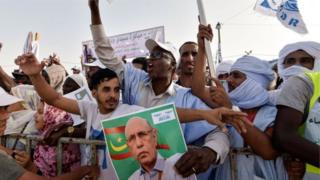 Muri kimwe mu bikorwa byo kwiyamamaza, abashyigikiye Mohamed Ould Ghazouani, uhabwa amahirwe menshi yo gutsinda aya matora