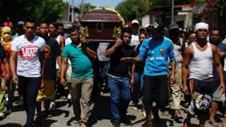 El entierro de uno de los manifestantes muertos durante uno de los primeros días de las protestas.