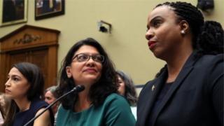 Alexandria Ocasio-Cortez (solda), Rashida Tlaib (ortada) ve Ayanna Pressley (sağda)