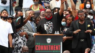 老雅各布·布萊克(Jacob Blake Jr;中)在2020年向華盛頓進軍大遊行集會上演講(28/8/2020)