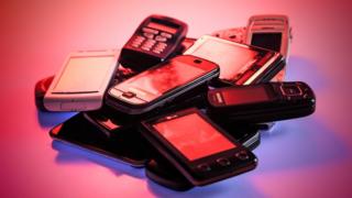 pila de celulares