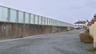 Стеклянные и алюминиевые стены вдоль набережной