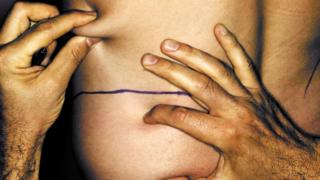 Manos sobre cuerpo