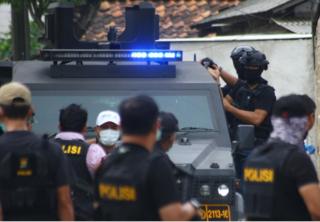 Dalam penggerebekan di tiga lokasi di Tangerang tersebut, Tim Densus 88 mengamankan tiga orang terduga teroris dan satu orang istri anggota teroris.