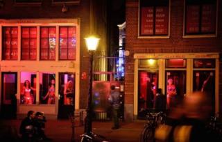 Amsterdam'da genelevleri ile ünlü Kırmızı Fener Sokağı (Red Light District)