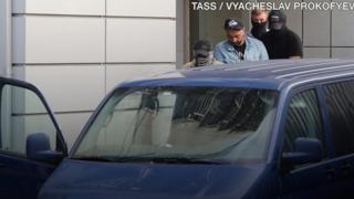 Кирилла Серебренникова задержали в Петербурге и 9 часов везли в Москву на микроавтобусе.
