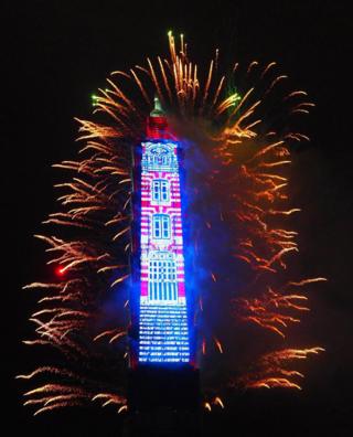 Rascacielos de 101 pisos iluminado como parte de las celebraciones en Taipei.
