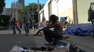 Pessoas na Skid Row, cracolândia em Los Angeles