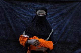 Minara Begum, de 18 años, posa con su bebé enferma de nueve días de nacida. No ha visto a su marido desde hace 15 días, cuando tuvo que escapar de Myanmar porque el ejército quemó su casa.