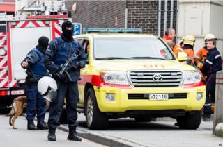 Несколько полицейских держат оружие в Моленбеке