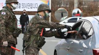 26일 오후 대구 북구 육군 제50사단 장병들이 출입을 엄격히 통제하고 있다