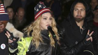 Мадонна выступает в поддержку кандидата в президенты от демократов Хиллари Клинтон в парке Вашингтон-сквер