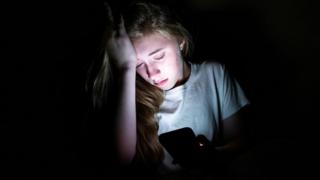 Niña mirando el celular
