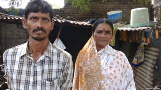 अनिता आणि बाळू वाघमारे यांच्या कुटुंबाचा उदरनिर्वाह ऊसतोडीवर चालतो.
