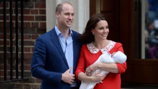 El príncipe William y su esposa aparecen ante la prensa con su bebé
