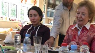 لطیفه دختر حاکم دوبی در کنار مری رابینسون کمیسر عالی پیشین سازمان ملل در امور حقوق بشر