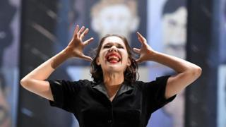 Una mujer cantando ópera