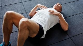 Persona cansada haciendo abdominales