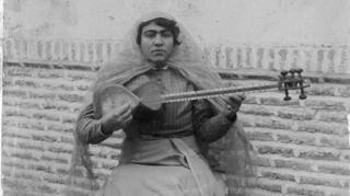 یک زن تارنواز دوره قاجار