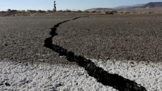 Fisura en una carretera tras el terremoto