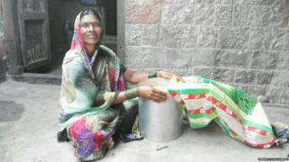 शेती म्हणजे कष्ट खूप, फायदा कमी असं महानंदा धुळगंडे सांगतात.