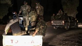 İdlib operasyonunda görevli Suriyeli muhalifler Türkiye-Suriye sınırında ilerlerken