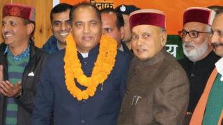 नए मुख्यमंत्री जय राम ठाकुर को बधाई देते प्रेम कुमार धूमल
