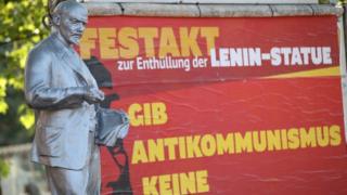 Lenin heykeli Gelsenkirchen'de açıldıktan sonra görülür