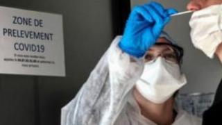 நோயாளிகளுடன் நெருங்கிய தொடர்பில் மருத்துவப் பணியாளர்கள்.