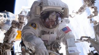 Peggy Whitson durante una caminata espacial