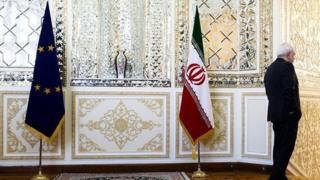مقام های دولت دونالد ترامپ و سفرای آمریکا درکشورهای مختلف از جمله در بریتانیا می گویند که از شرکت ها و افراد از میان کار با ایران و آمریکا باید یکی را انتخاب کنند و هردو امکانپذیر نیست
