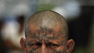 Татуировки на лице и груди идентифицируют членов Mara Salvatrucha