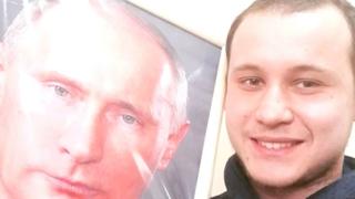 Артем Галанов с портретом Путина