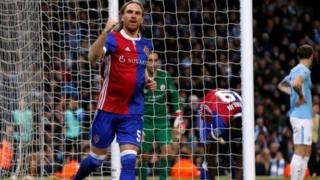 Michael Lang lokacin da ya ci Manchester City