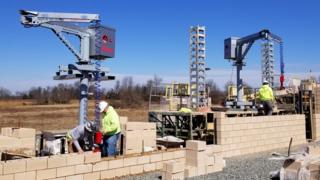 El robot MULE, diseñado para levantar materiales de hasta 60 kg.