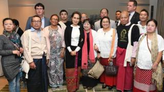 ဒေါ်အောင်ဆန်းစုကြည်ဟာ ပြည်ပခရီးစဉ်တွေမှာ ပြည်ပရောက်မြန်မာအသိုင်းအဝိုင်းနဲ့ တွေ့ဆုံလေ့ရှိ