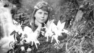 Frances Griffiths con "hadas" en una fotografía tomada en 1917 por su prima Elsie Wright.