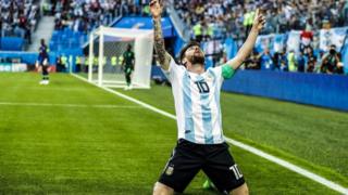 Lionel Messi arrodillado mira al cielo.