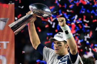 Tom Brady levanta el trofeo Vice Lombardi