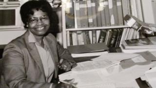 Gladys West en su escritorio