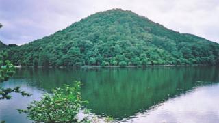 La montaña doble: un río cerca de Kioto, Japón.