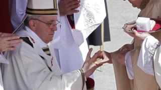 Папа Римский Франциск получает свое золотое служебное кольцо