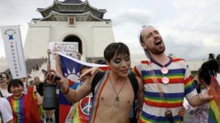 Mitglieder der LGBT-Community nehmen an einem Marsch teil, um den Stolzmonat am 28. Juni 2020 in der Nationalen Chiang Kai-shek-Gedenkhalle in Taipeh, Taiwan, zu feiern