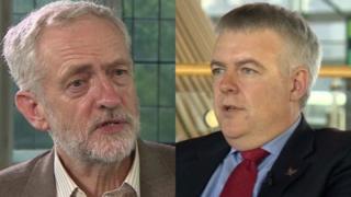 Arweinydd Llafur Jeremy Corbyn ac arweinydd Llafur Cymru, y Prif Weinidog Carwyn Jones.