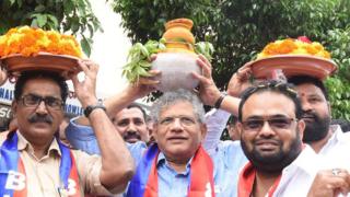 బోనం ఎత్తుకున్న సీతారాం ఏచూరి