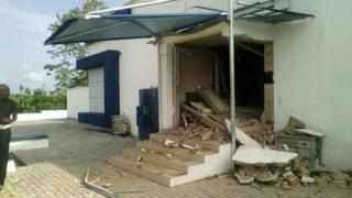 Ẹnu ọna ileefowopamọ First Bank, Ido-Ani